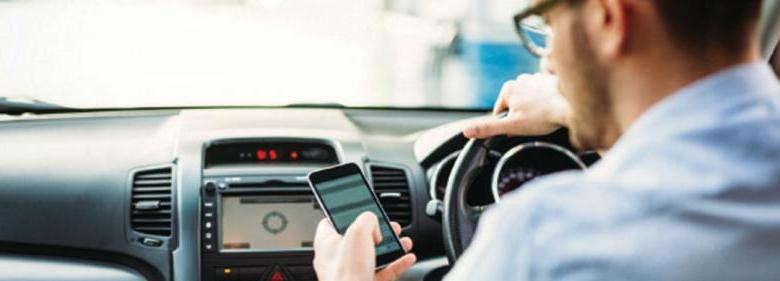 hombre que usa el teléfono celular en el coche